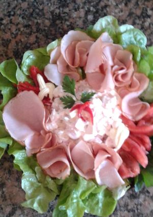 Una foto de Ensaladilla de kanikama, con vegetales y lomito canadiense