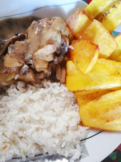 Una foto de Pollo en salsa de champiñones