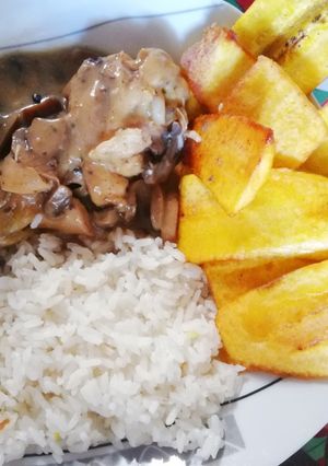 Una foto de Pollo en salsa de champiñones