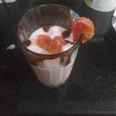 A picture of Strawberry custard shake.
