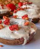 Donuts de algarroba y fresas