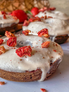 Una foto de Donuts de algarroba y fresas