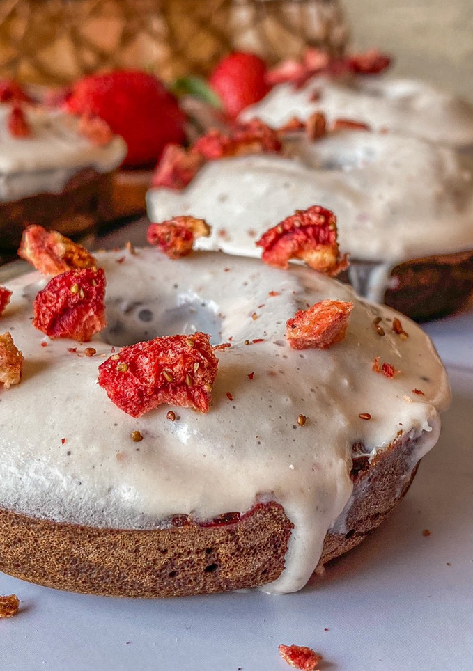 Una foto de Donuts de algarroba y fresas