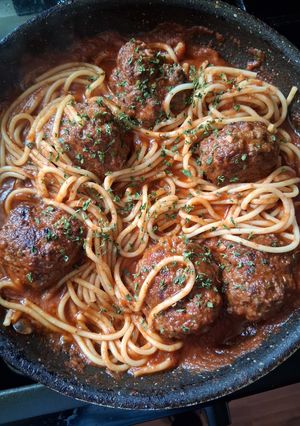 A picture of Garlic Spaghetti & Meatballs.