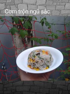 Hình của món Cơm hoa đậu biếc trộn ngũ sắc.