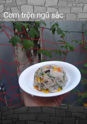 Hình của món Cơm hoa đậu biếc trộn ngũ sắc.