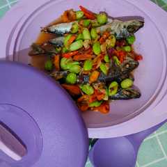 A picture of Ikan kembung keranjang sambal petai.