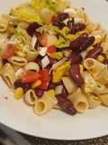 Ensalada de pasta y granos rojos