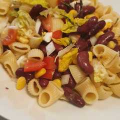 A picture of Ensalada de pasta y granos rojos.
