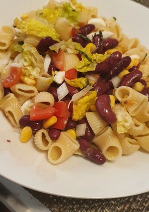 Una foto de Ensalada de pasta y granos rojos