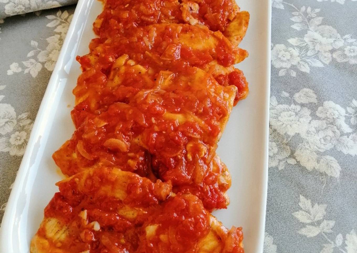 Pollo con tomate