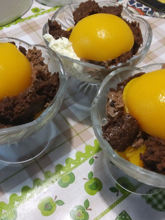 Una foto de Postre de chocolate y durazno