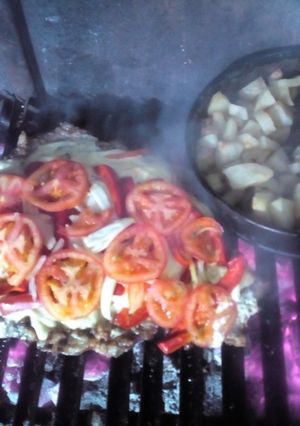 Una foto de Matambre a la pizza sin puré de tomate con papas al horno