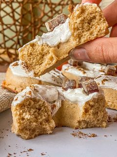 Una foto de Donuts de manzana y yogur griego