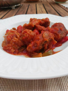 Una foto de Atún con tomate