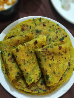 A picture of Methi thepla.