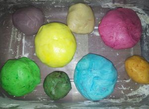 Una foto de Masa para realizar figuras.(estilo fondant)
