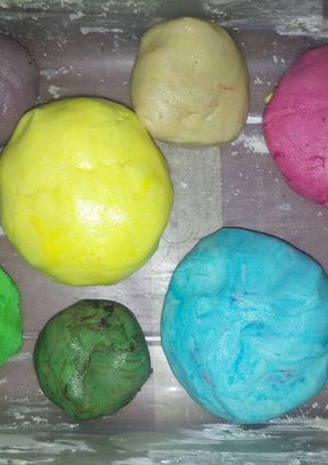 Una foto de Masa para realizar figuras.(estilo fondant)