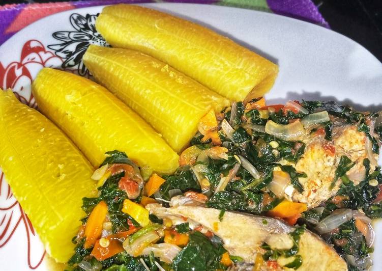 Boiled plantain and vegetable sauce