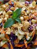 Ensalada fresca oriental con aderezo de ajonjolí