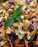 Ensalada fresca oriental con aderezo de ajonjolí
