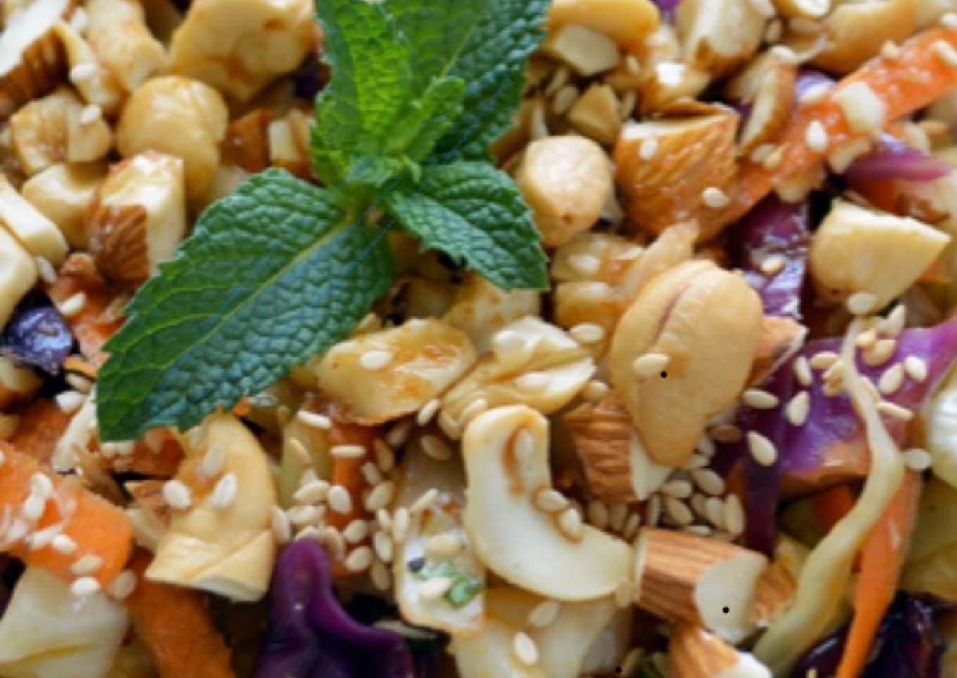 Ensalada fresca oriental con aderezo de ajonjolí
