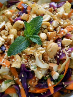 Una foto de Ensalada fresca oriental con aderezo de ajonjolí