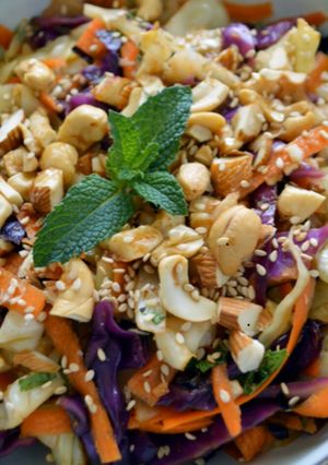 Una foto de Ensalada fresca oriental con aderezo de ajonjolí