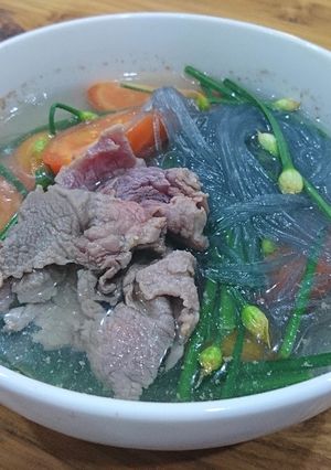 Hình của món Canh Miến bông hẹ nấu bò tái.