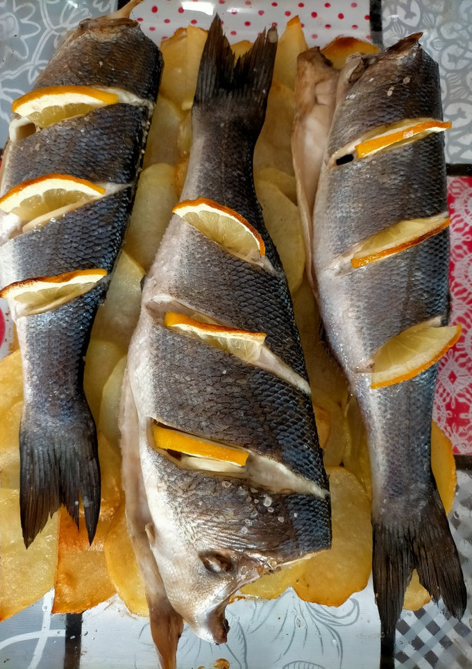 Una foto de Lubina al horno