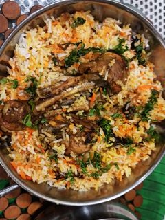 चिकन बिर्याणी (Chicken Biryani Recipe In Marathi) रेसिपी चे मुख्य फोटो