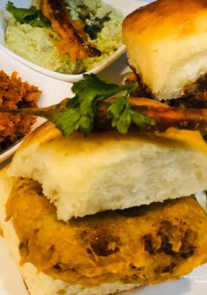 A picture of Whosayna’s Steak Vada Paau.