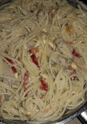Фото Паста с курицей и овощами.