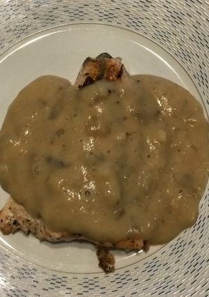 Una foto de Salmón con salsa de queso