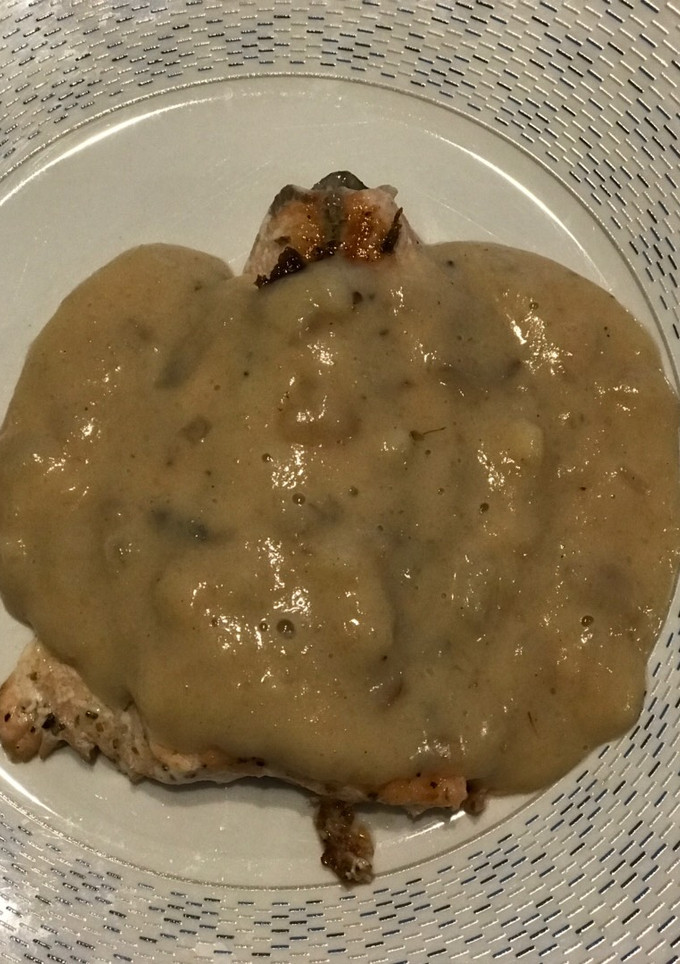 Una foto de Salmón con salsa de queso