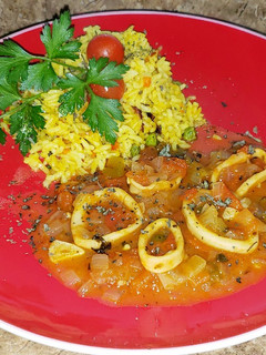 Una foto de Anillas de calamares en salsa americana