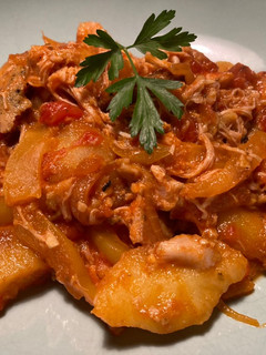 Una foto de Pollo deshilachado (pulled chicken) con patatas