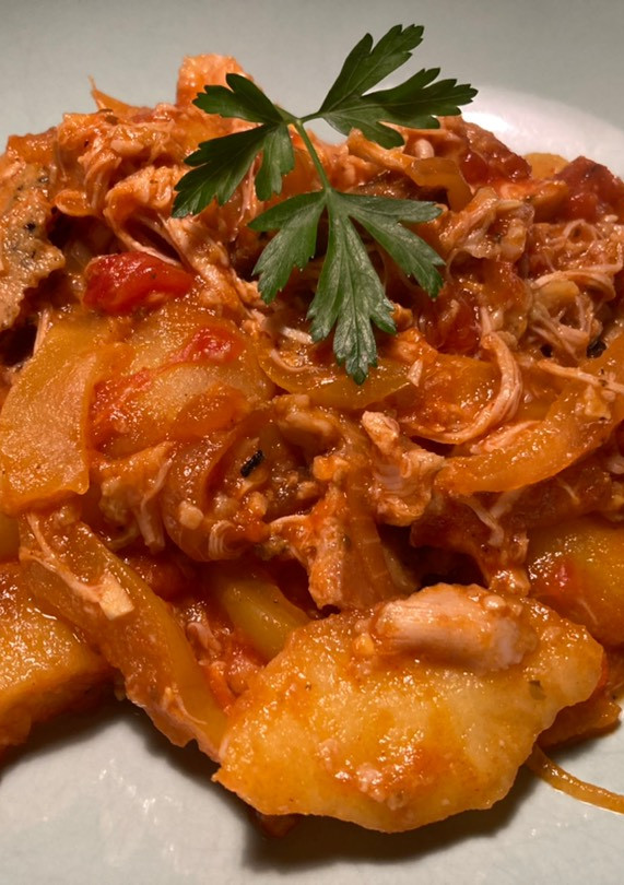 Una foto de Pollo deshilachado (pulled chicken) con patatas