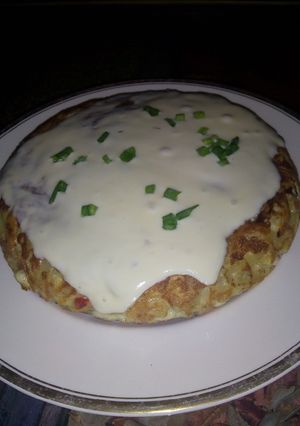 Una foto de Tortilla de papas rellena con queso