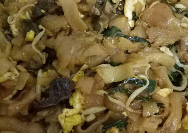 Kwetiaw goreng sosis ati ampela