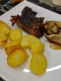 Una foto de Asado al horno con papas y cebollas 💖