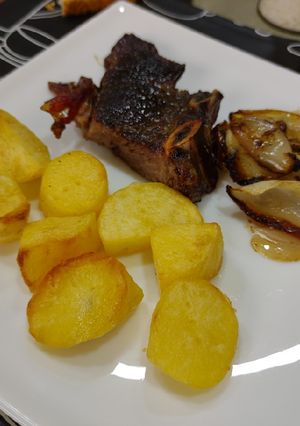 Una foto de Asado al horno con papas y cebollas 💖