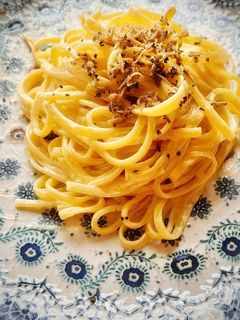 Una foto de Tallarines con trufa negra y salsa cremosa de parmesano