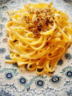 Una foto de Tallarines con trufa negra y salsa cremosa de parmesano