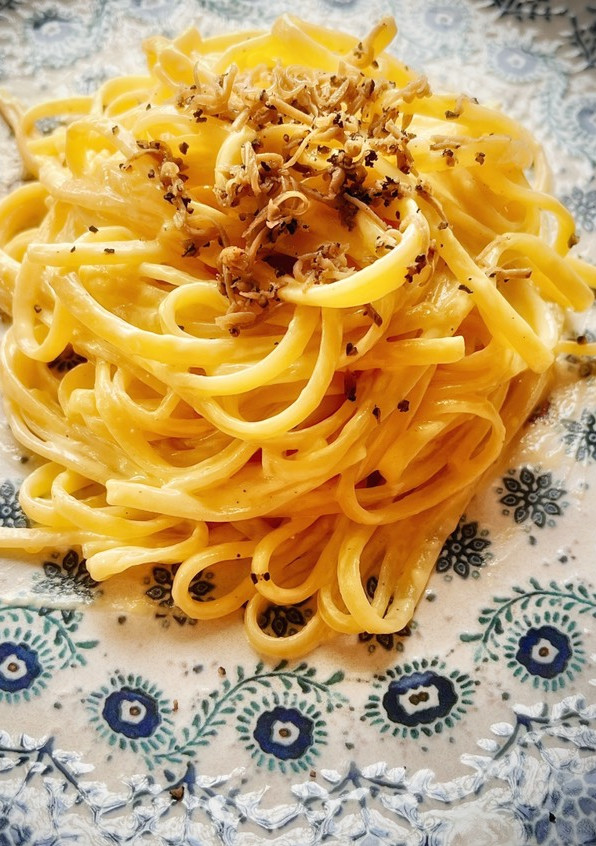 Una foto de Tallarines con trufa negra y salsa cremosa de parmesano