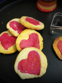 વેનીલા હાર્ટ કૂકીઝ (Venila heart cookies recipe in Gujarati) રેસીપી મુખ્ય ફોટો