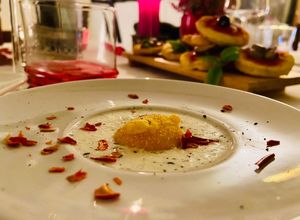 Foto di Vellutata di patate e parmigiano con cuore dorato e petali di peperone dolce di Altino