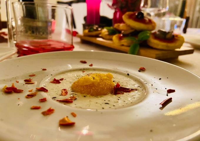 Guida passo passo a Fai  Preferito Vellutata di patate e parmigiano con cuore dorato e petali di peperone dolce di Altino