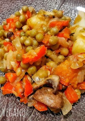 Una foto de VEGANO "SABJI VATA" - (Arvejas y Hongos salteados)