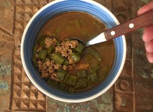 Una foto de Caldo de picadillo con nopal
